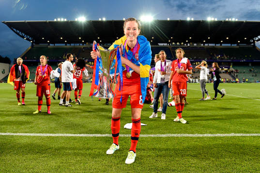 Lotta Schelin jublar med pokalen