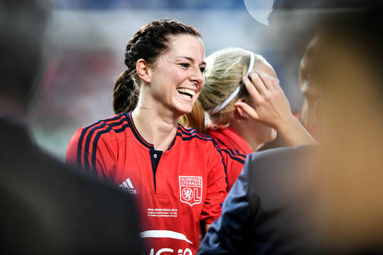 Lyons Lotta Schelin och lagkamraterna jublar med pokalen
