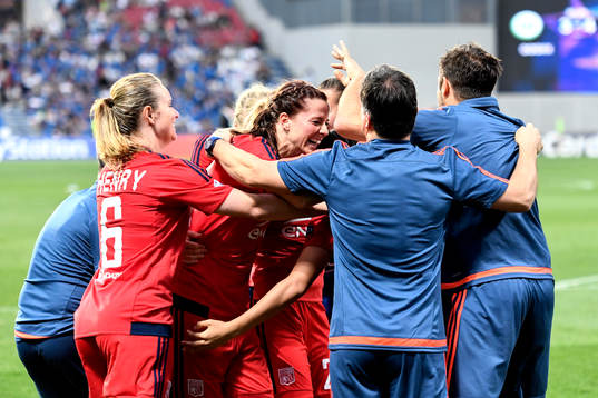 Lyons Lotta Schelin jublar med lagkamraterna