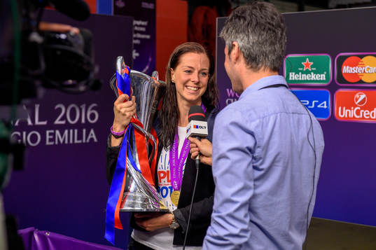 Lyons Lotta Schelin med pokal