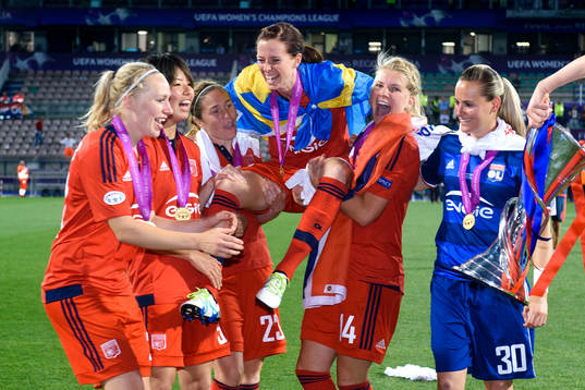 Lagkamraterna hissar Lyons Lotta Schelin