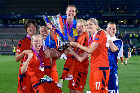 Lagkamraterna hissar Lyons Lotta Schelin