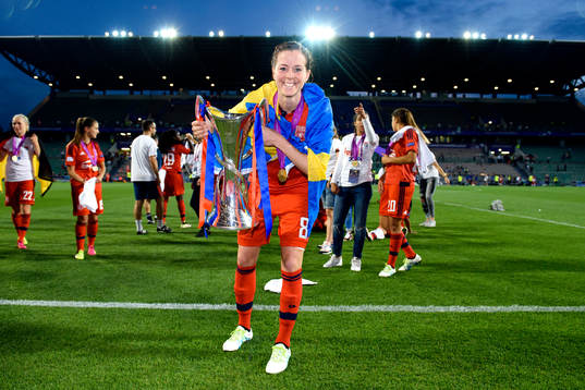 Lyons Lotta Schelin med pokalen