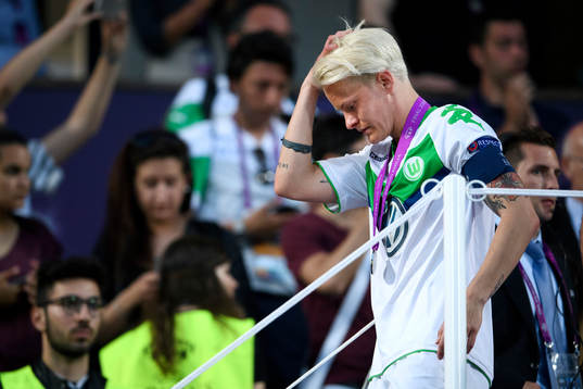 Wolfsburgs Nilla Fischer deppar med silvermedaljen runt