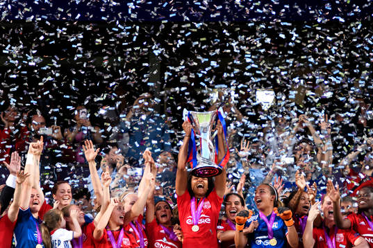 Lyons Wendie Renard höjer pokalen och jublar med sina