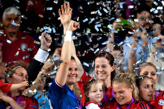 Lyons Lotta Schelin jublar med laget