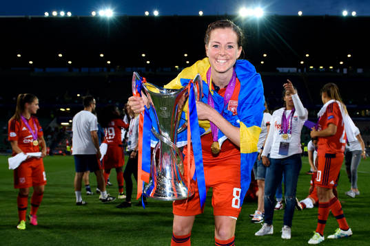 Lyons Lotta Schelin jublar med pokalen