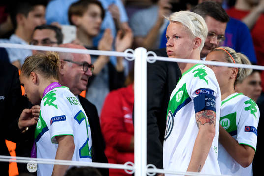 Wolfsburgs Nilla Fischer väntar på att få sin