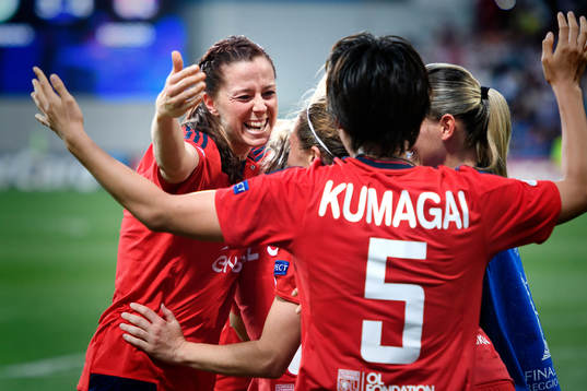 Lyons Lotta Schelin jublar med sina lagkamrater