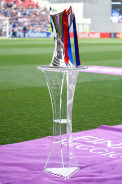 UEFA Women's Champions League Trophy visas upp innan