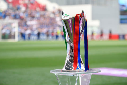 UEFA Women's Champions League Trophy visas upp innan