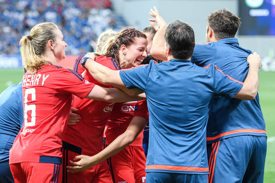 Lyons Lotta Schelin firar med sina lagkamrater