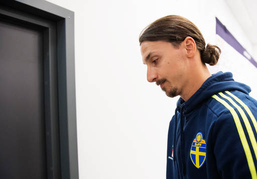 Zlatan Ibrahimovic lämnar en presskonferens
