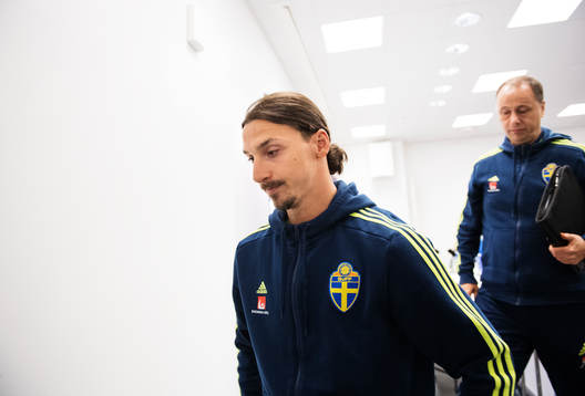 Zlatan Ibrahimovic och presschef Niklas Bodell lämnar en