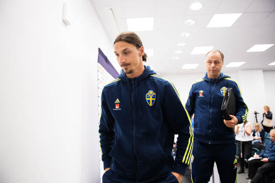 Zlatan Ibrahimovic och presschef Niklas Bodell lämnar en