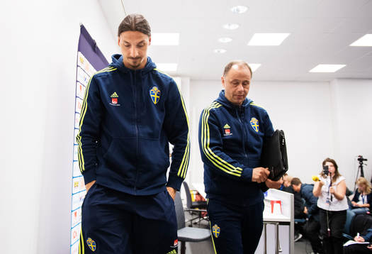 Zlatan Ibrahimovic och presschef Niklas Bodell lämnar en