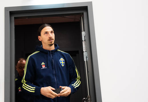 Zlatan Ibrahimovic på väg in till en presskonferens