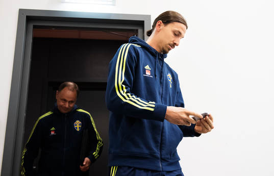 Zlatan Ibrahimovic på väg in till en presskonferens