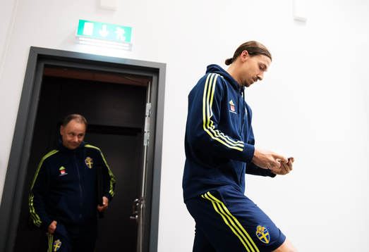 Zlatan Ibrahimovic på väg in till en presskonferens