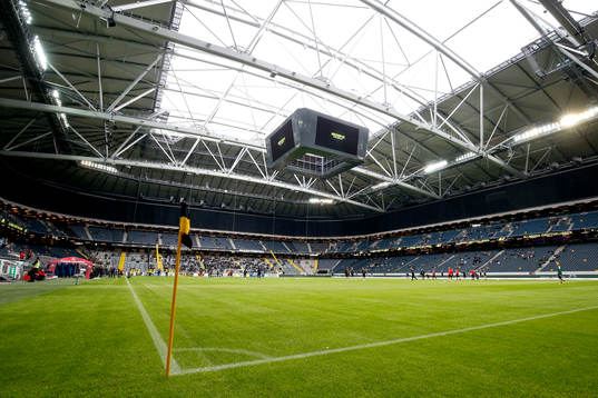 Spelarna värmer upp på Friends Arena