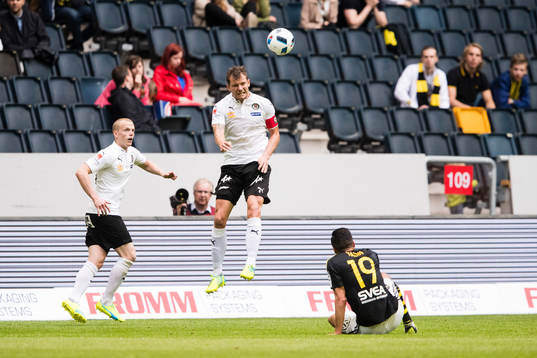 s Ahmed Yasin (h) ser på när Örebros Robert Åhman