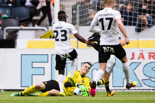 s målvakt Oscar Linnér tar hand om bollen framför