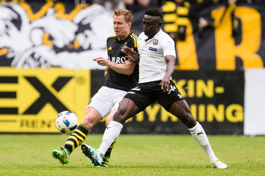 s Per Karlsson blir tacklad av Örebros Alhassan Kamara