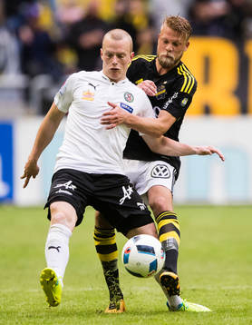 s Daniel Sundgren i kamp om bollen