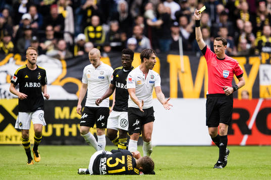Örebros Nordin Gerzic får gult kort av domare Andreas