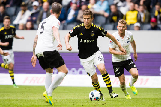 s Eero Markkanen med bollen