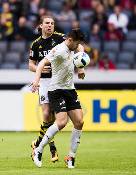 s Nils-Eric Johansson och Örebros Astrit Ajdarevic i kamp