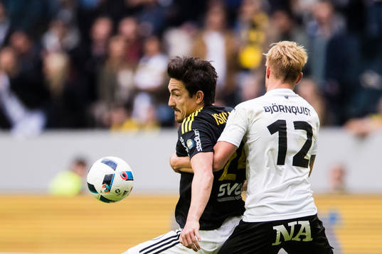 s Stefan Ishizaki hålls fast av Örebros Daniel Björnqvist