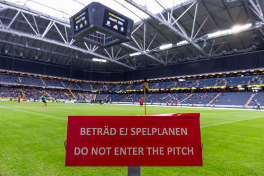 En skylt med texten "Beträd ej spelplanen"