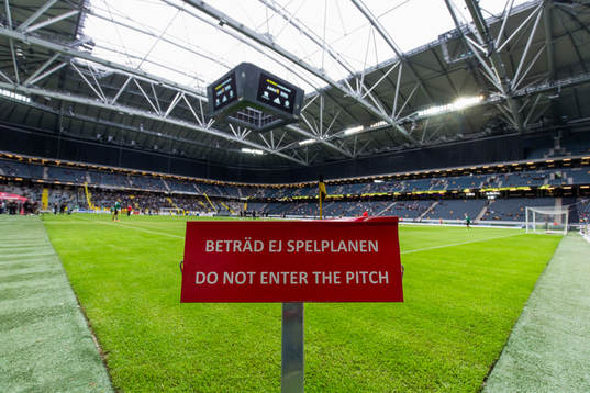 En skylt med texten "Beträd ej spelplanen"