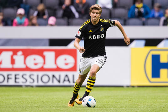 s Anton Jönsson Salétros med bollen