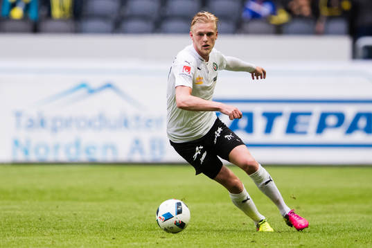 Örebros Karl Holmberg med bollen