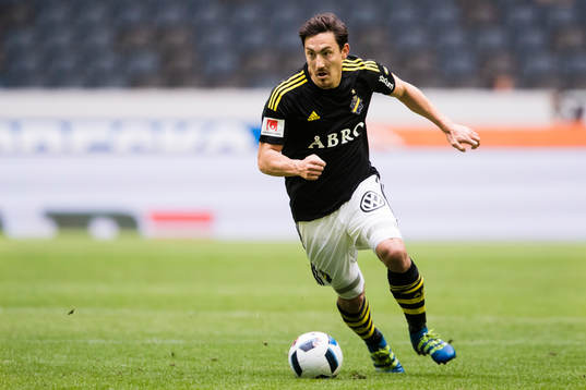 s Stefan Ishizaki med bollen