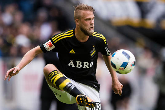 s Daniel Sundgren tar ner bollen