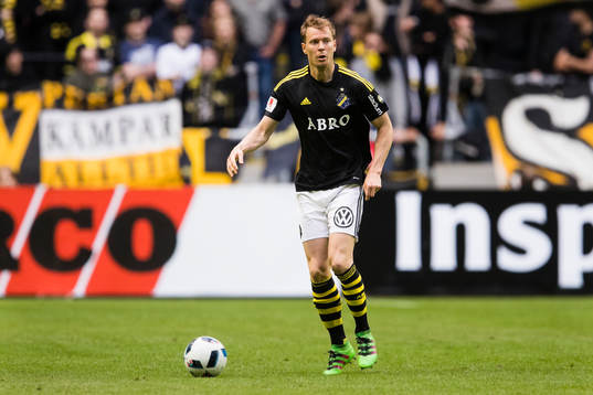 s Per Karlsson med bollen