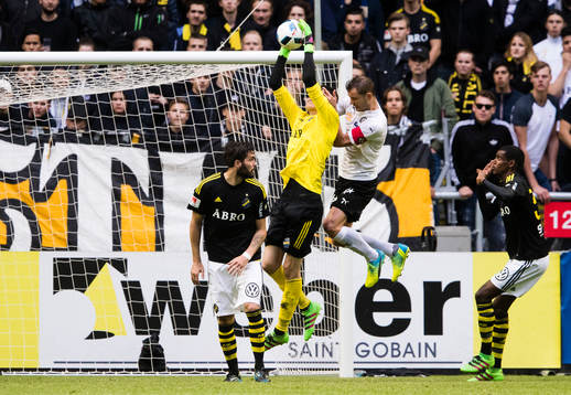 s målvakt Oscar Linnér och Örebros Robert Åhman Persson