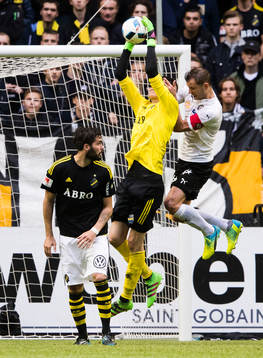 s målvakt Oscar Linnér och Örebros Robert Åhman Persson