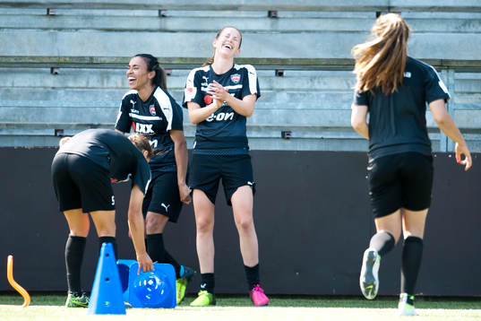Rosengårds Marta Viera Da Silva och Emma Berglund skrattar