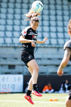 Rosengårds Sara Björk Gunnarsdottir nickar