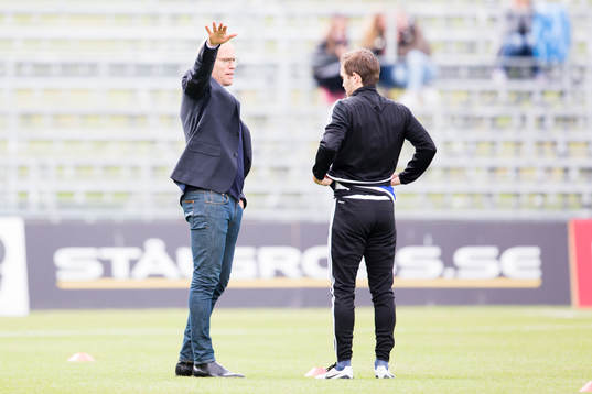Sundsvalls tränare Joel Cedergren instruerar spelare