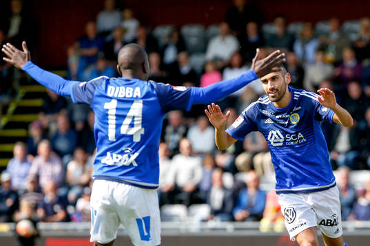 Sundsvalls Pa Amat Dibba och målskytten Stefan Silva jublar