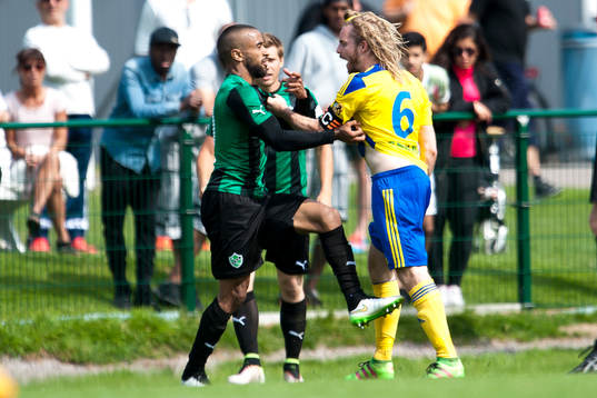 Högaborgs Kamal Barny i slagsmål mot Eskilsminnes Mathias