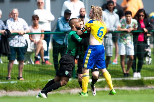 Högaborgs Kamal Barny i slagsmål mot Eskilsminnes Mathias