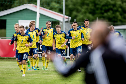Ängelholms Ryan Finley har gjort 0-1 och jublar med