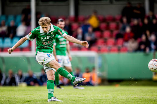 Ljungskiles Jakob Olsson skjuter en frispark