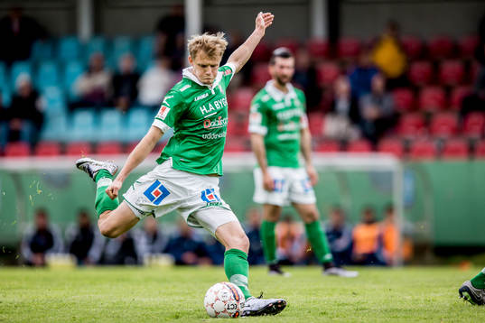 Ljungskiles Jakob Olsson skjuter en frispark